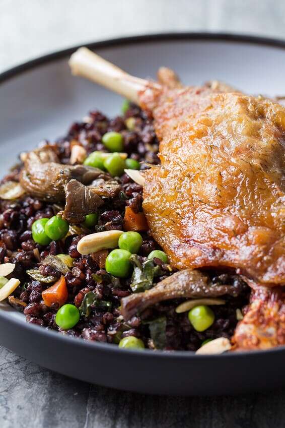 מטבח העבר מקבל פרשנות חדשה. קונפי שוק אווז ואורז אסור // צילום וסטיילינג: איתיאל ציון